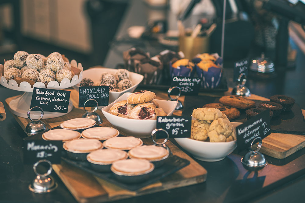 Fika upplagt i en kiosk